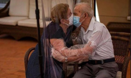 I ndau koronavirusi: Çifti i moshuar ritakohen pas 102 ditësh