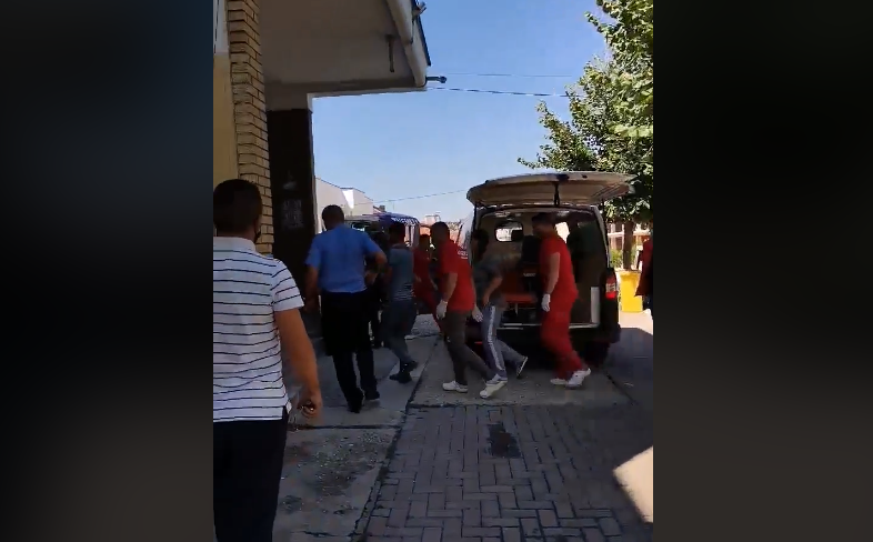 Momenti kur 2-vjeçari nga Malisheva nxirret nga autoambulanca për t’u dërguar në spital