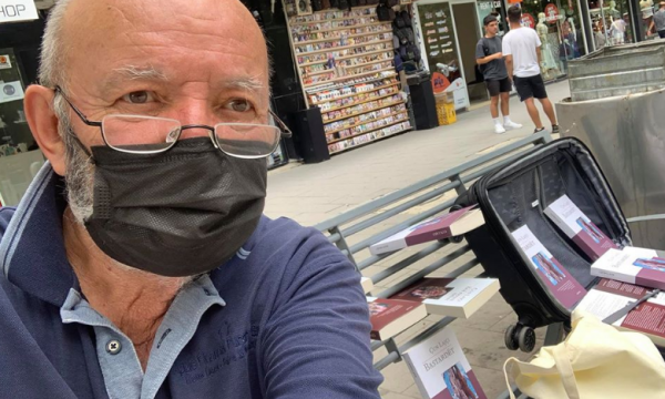 Çun Lajçi del t’i shesë librat e tij në Ferizaj, Labi ia blen të gjitha kopjet