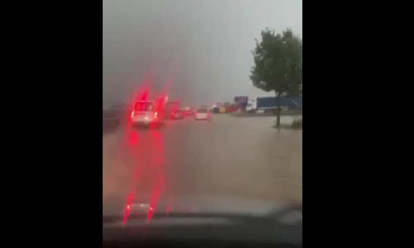Stuhia e shiut bllokon rrugët edhe në Podujevë