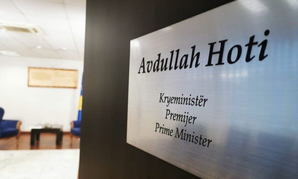 Anëtarët e bordeve të Ndërmarrjeve Publike që u emëruan sot nga Hoti, njerëz të partive në pushtet