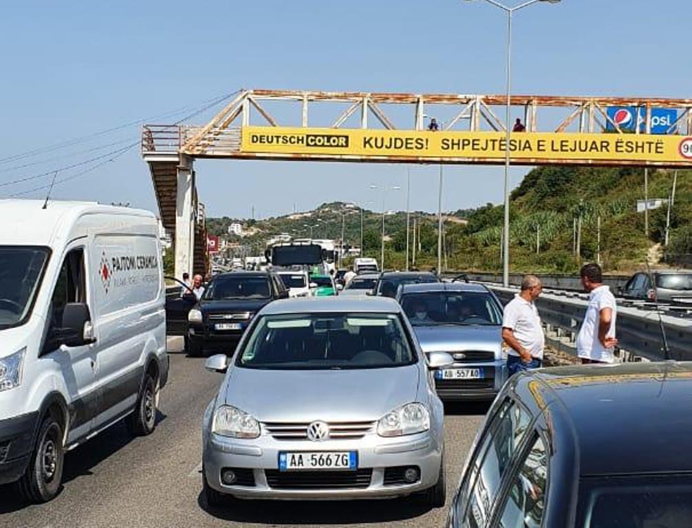 Aksident tragjik në Golem/ Gruaja goditet për vdekje, një makinë tjetër aksidenton vajzën e saj dhe një djalë