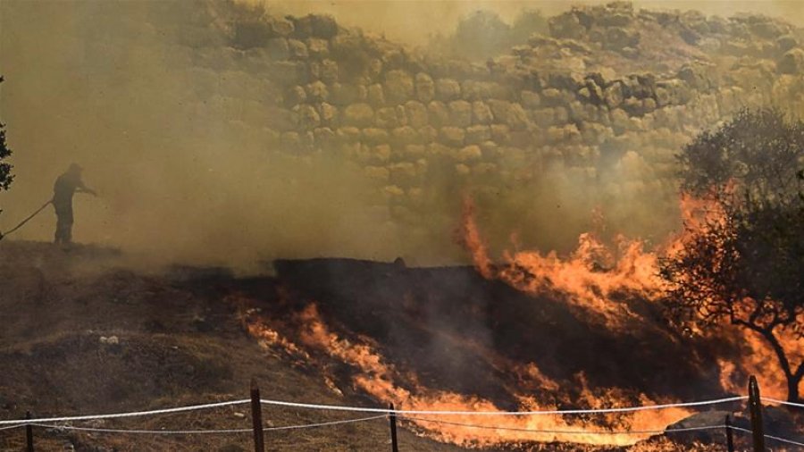 Shpërthen zjarri afër qytetit antik të Micenës në Greqi