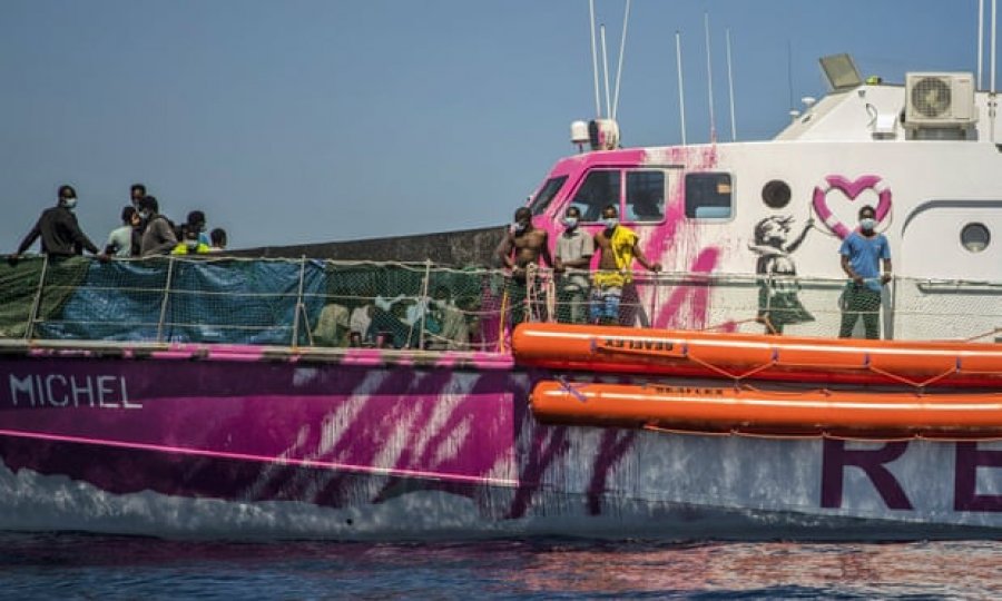 Bllokohet anija me emigrantë e Banksyt, ekipi akuzon autoritetet se s’po u ndihmojnë