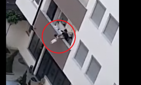 E rrezikon fëmijën duke e lëkundur jashtë tarracës së një ndërtese në Fushë-Kosovë
