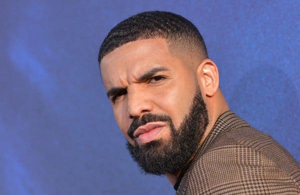 Drake pozon gjysmë i zhveshur në ashensor, tregon trupin e formësuar