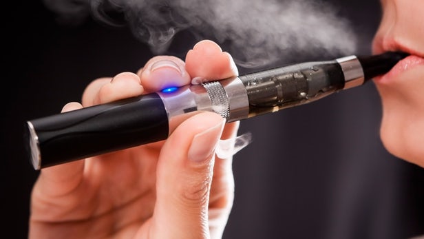 A e rrisin cigaret elektronike rrezikun ndaj Covid-19?