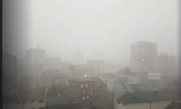 Mitrovica përfshihet nga një stuhi me erë e shi