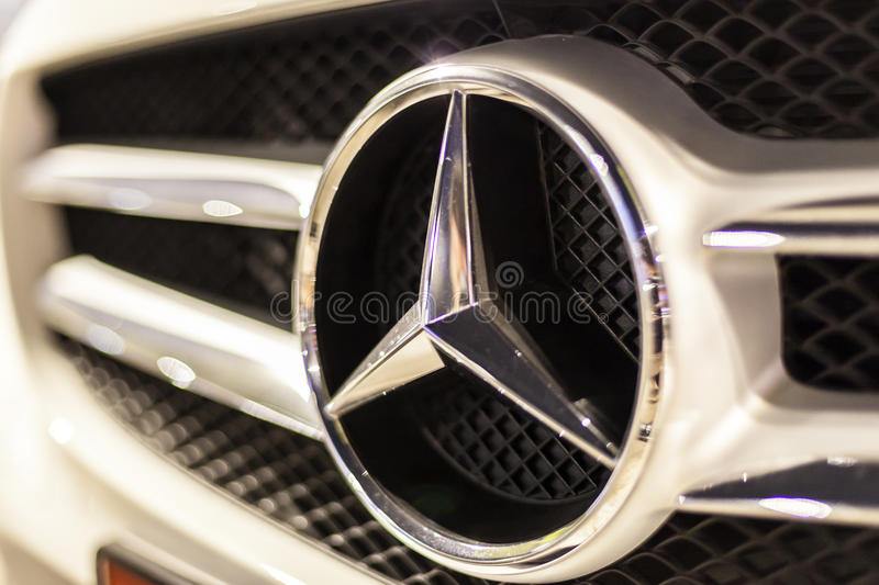 Politikani kosovar që ka gjashtë makina “Mercedes” në shtëpi