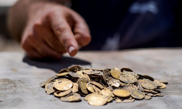 Monedhat më të vjetra se 1000 vjet zbulohen nga një grup adoleshentësh