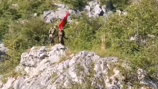 Pamje: Momenti kur ushtria serbe heq flamurin shqiptar që ishte vendosur afër Liqenit të Gazivodës