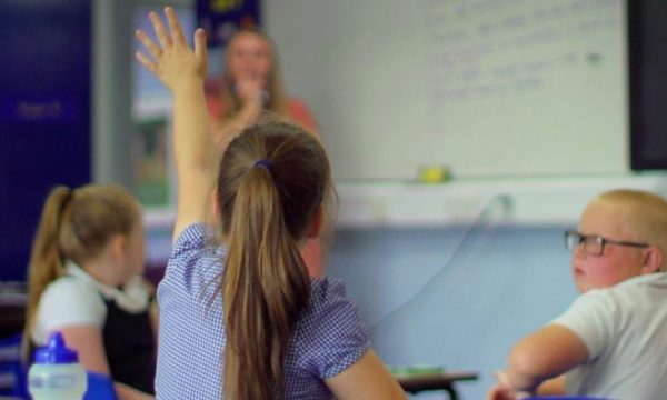 A rrezikohen nxënësit, profesorët dhe prindërit? Eksperti tregon rreziqet e (mos) hapjes së shkollave, shkaku i Covid-19