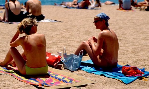 Policia franceze i qortoi gratë që zbuluan gjoksin në plazh, por kjo bëhet problem kombëtar