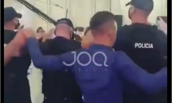 Dasmë mes pandemisë, policia në Shqipëri ia krisin vallës me uniformë
