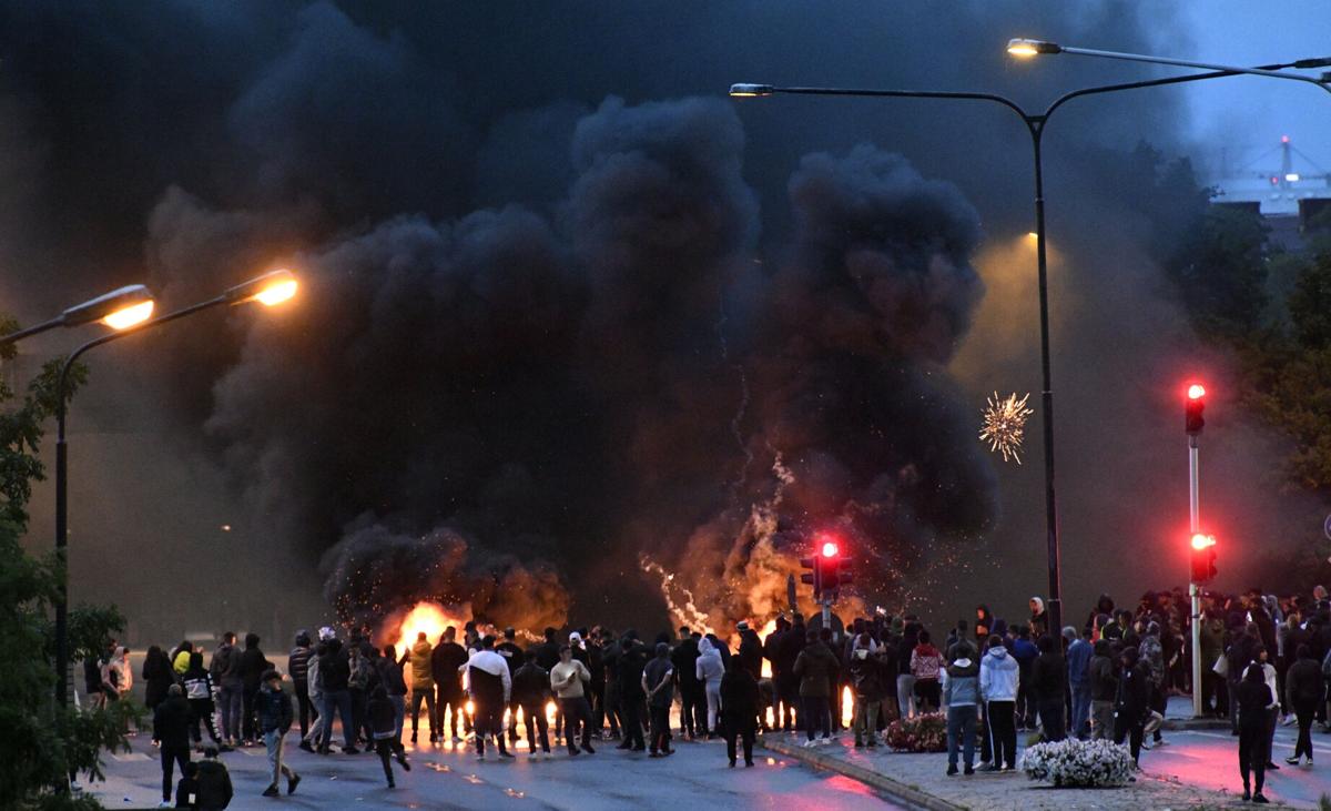 Protesta të dhunshme në Suedi pas djegies së kopjes së Kuranit nga ekstremi i djathtë