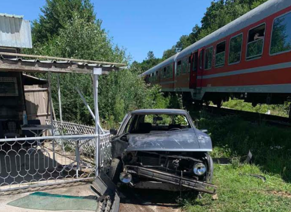 2 të lënduar nga aksidenti ku treni goditi veturën në Lutogllavë të Pejës