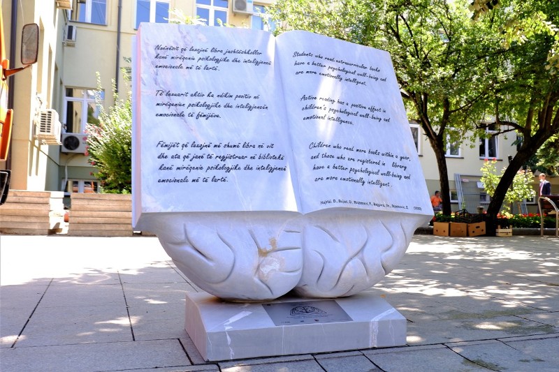 Prishtina me skulpturë të re dedikuar librit dhe shëndetit mendor