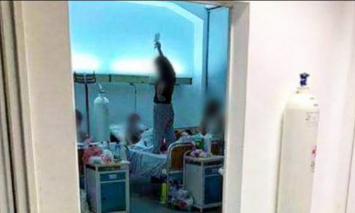 Gjendje e mjerueshme në QKUK: Vajza obligohet t’i asistojë nënës së saj të infektuar me COVID