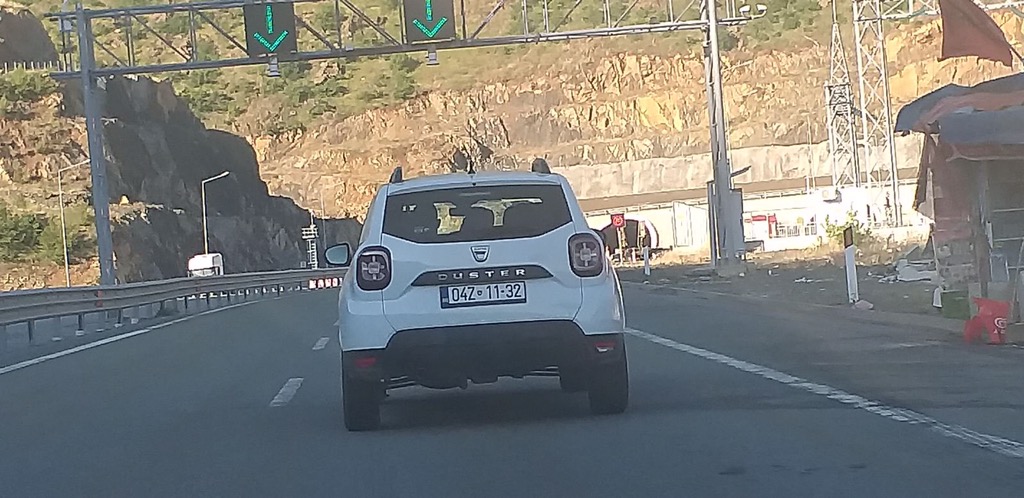 Me veturë zyrtare bashkë me familje drejt bregdetit në Shqipëri