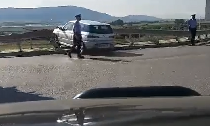 Aksident trafiku në Komoran, vetura për pak të përfundojë në humnerë