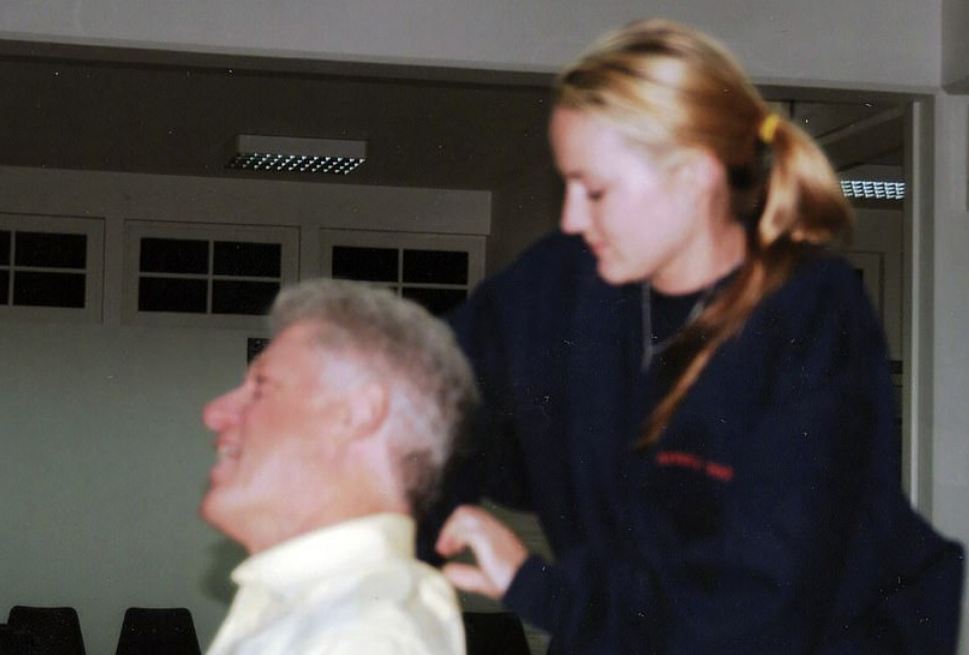 Del fotoja/ Bill Clinton duke u masazhuar nga viktima e abuzimeve seksuale të Jeffrey Epstein-it