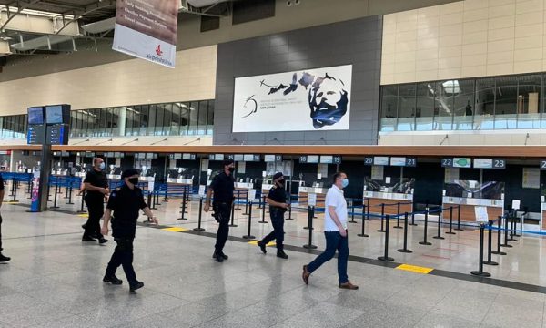 Policia e shoqëron ministrin Zemaj në Aeroport