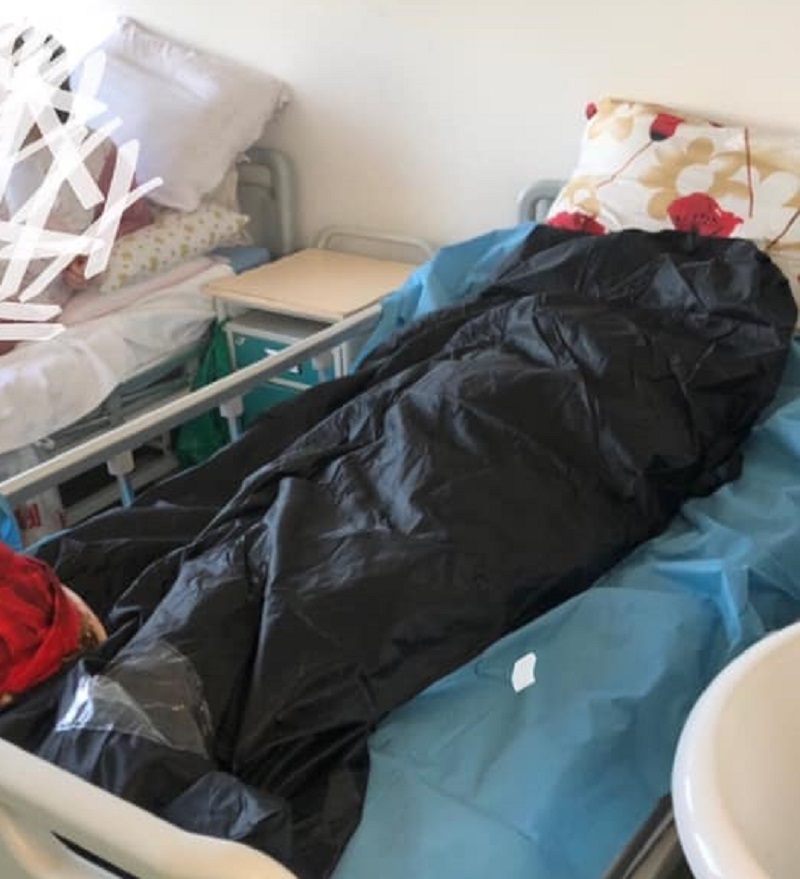 E rëndë, tash e 6 orë kufoma e një personi po qëndron në një dhomë me pacientë të tjerë në QKUK