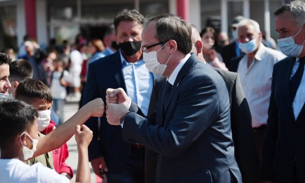 Dita e parë e shkollës: Hoti kërkon të shpërndahet dije e jo virusi