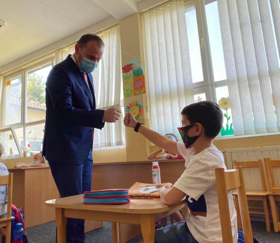 Zemaj, apel prindërve dhe arsimtarëve: Mos u grumbulloni para dyerve të shkollave pa maska mbrojtëse