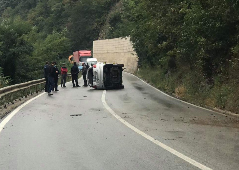 Aksident në magjistralen Kaçanik-Han i Elezit, vetura rrokulliset në rrugë