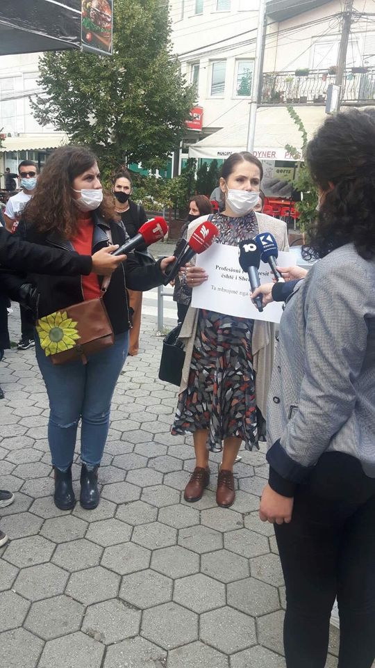 Arsimtarët e Naim Frashërit protestojnë kundër drejtoreshës së tyre