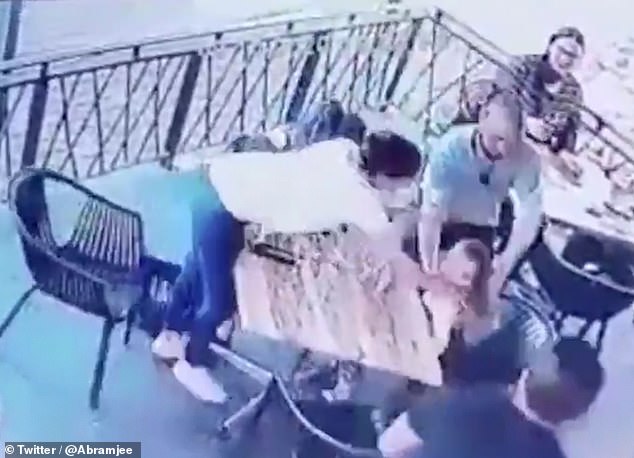 E tmerrshme: Një burrë përpiqet ta rrëmbejë një fëmijë të moshës 4-vjeçare në një restorant në Afrikën e Jugut