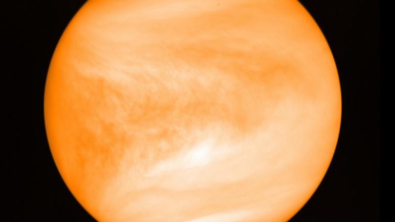 Jetë në Venerë? Astronomët shohin shenja në retë e planetit “binjak” të Tokës