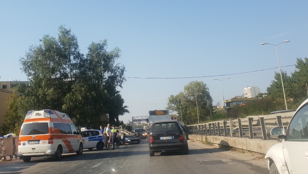 Aksident i rëndë afër Shkëmbit të Kavajës, rrokulliset një veturë nga Kosova