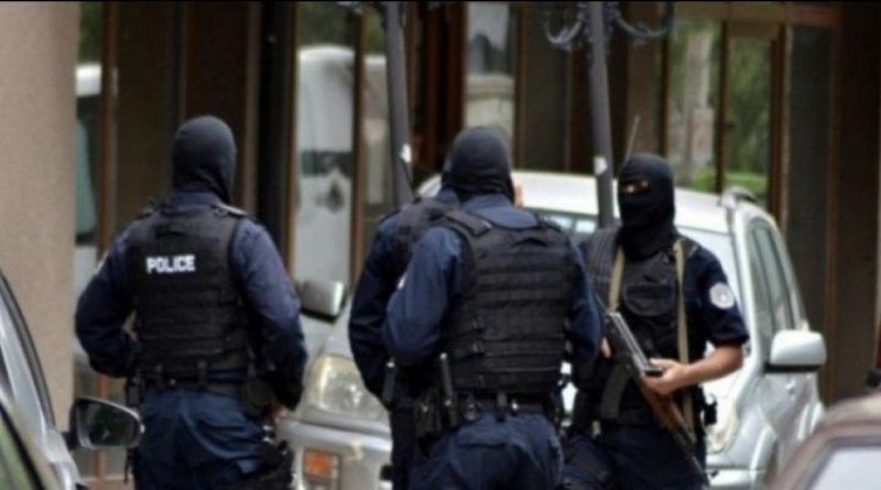 Operacioni i policisë në Pejë, arrestohen 11 persona dhe kapet arsenal armësh
