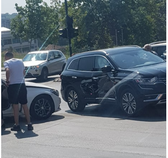 Aksident i rëndë trafiku në Prishtinë, vetura godet edhe semaforin!