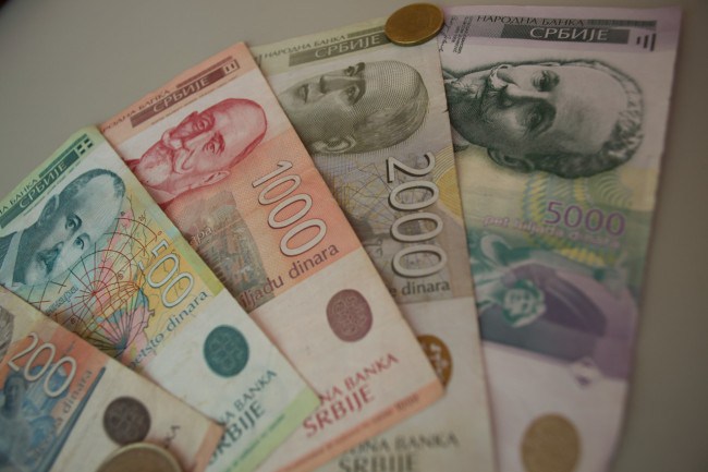 Kosova humb miliona euro nga përdorimi i dinarit serb