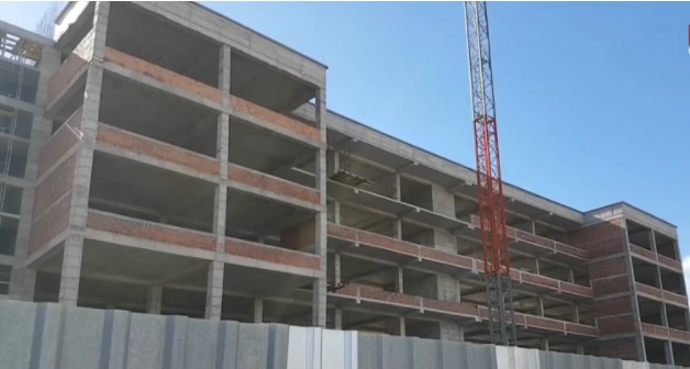 Në mungesë të fondeve, ndërpriten punimet në ndërtimin e Spitalit të Ferizajt