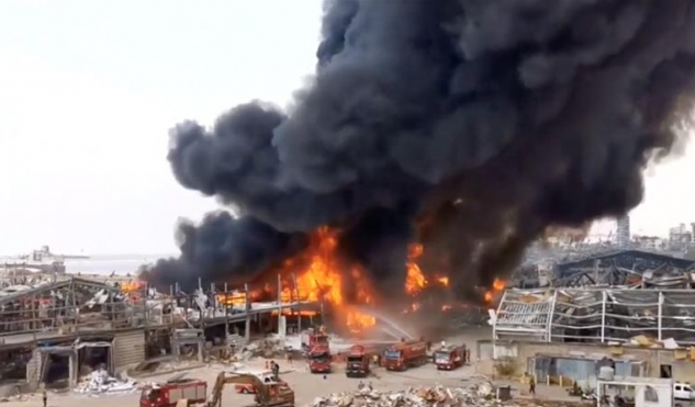 Zjarr i madh në portin e Bejrutit, frikë tek banorët