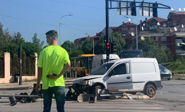 ​Vetaksident në Prishtinë, godet semaforin