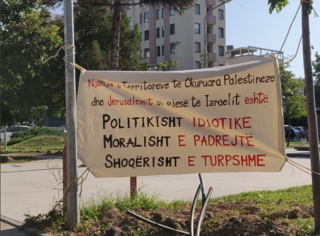 Para MPJ-së vendoset pankartë kundër hapjes së ambasadës së Kosovës në Jeruzalem