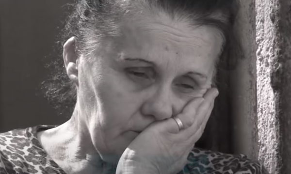 “Jeta ime ka mbaruar, më ka plasur zemra” Historia e këngëtares shqiptare që jeton në skamje