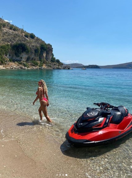 Ish-kandidatja për deputete i vë zjarrin rrjetit me fotot e fundit nga plazhi