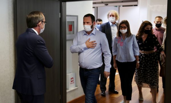Hoti pret në takimin policin që u plagos në sy nga eksplozivi në Prizren