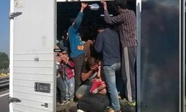 Policia kap 24 emigrantë nga Siria të fshehur në një kamion në Drenas
