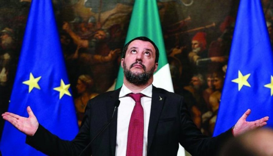 Një grua në Itali kap për këmishe Salvinin, ia gris atë