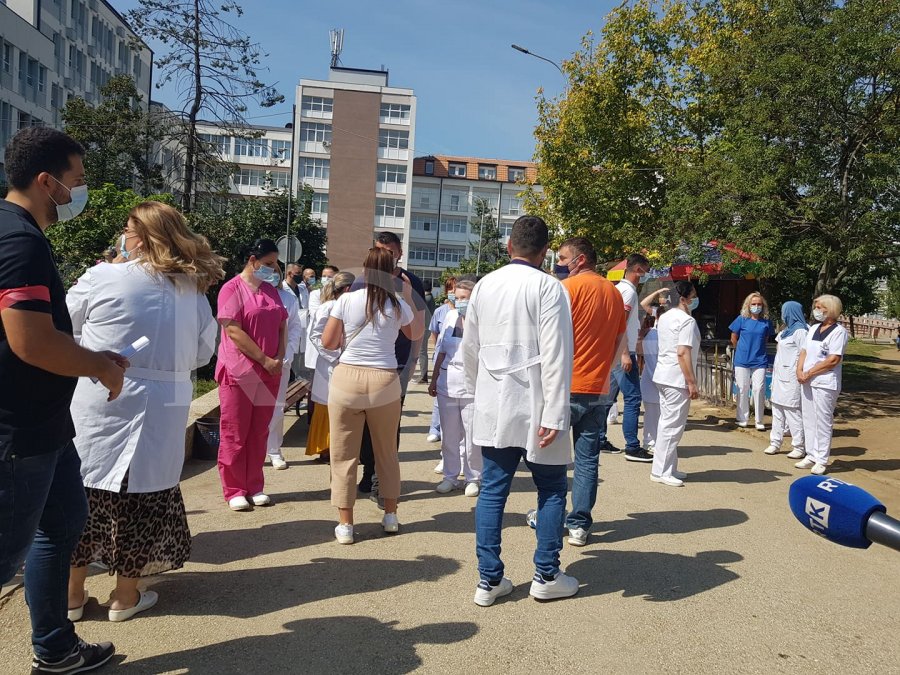 Përfundon protesta e infermierëve e mamive, kërkesë mbetet rritja e pagës