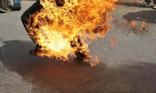 Familjarët e 39-vjeçarit nga Kamenica që dogji vetën me benzinë thonë se nuk e dinë pse veproi ashtu
