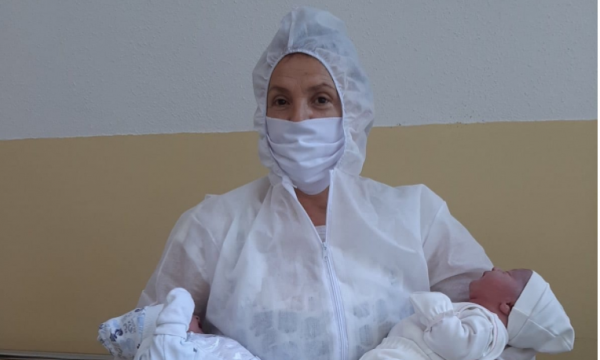 Nëna e deputetes mundësoi lindjen e dy fëmijëve brenda një ore në Suharekë