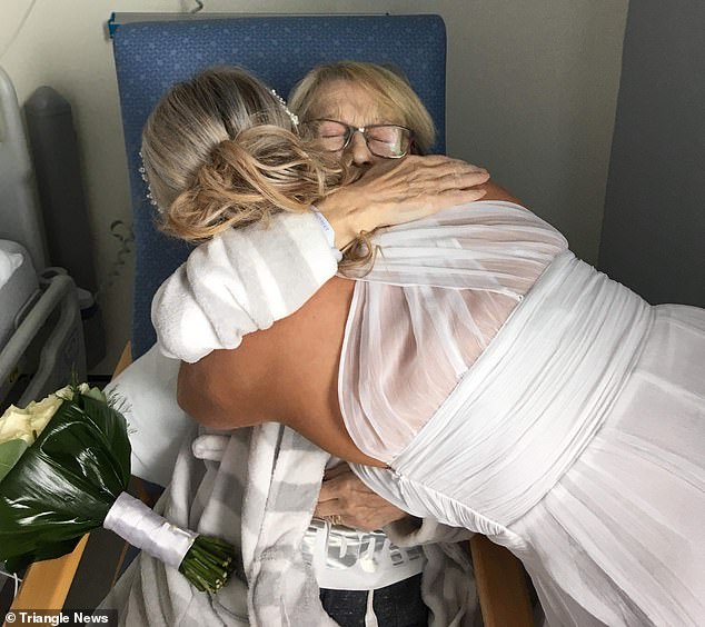 Surpriza që përloti botën: E veshur me fustan të bardhë, vajza befason nënën e sëmurë me kancer në shtratin e spitalit